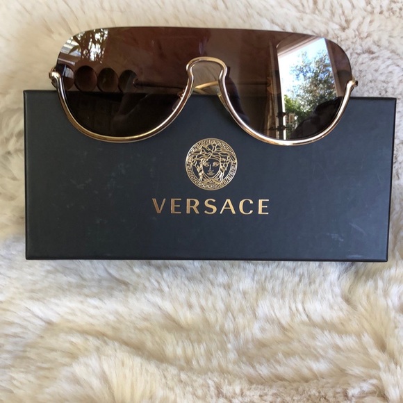 Versace Accessories - Versace women’s sunglasses 😎 With case and box